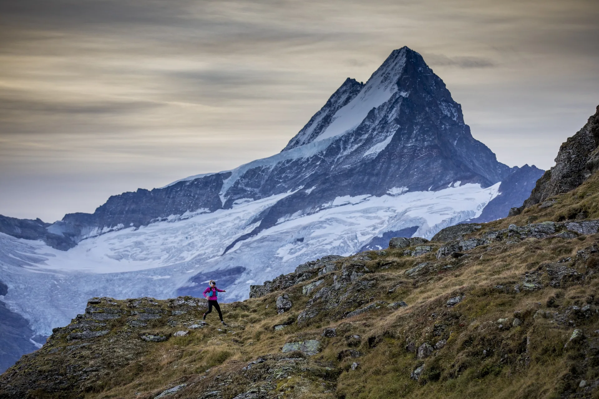 Trailrunner auf dem Grat über dem Nebelmeer bei Sonnenaufgang