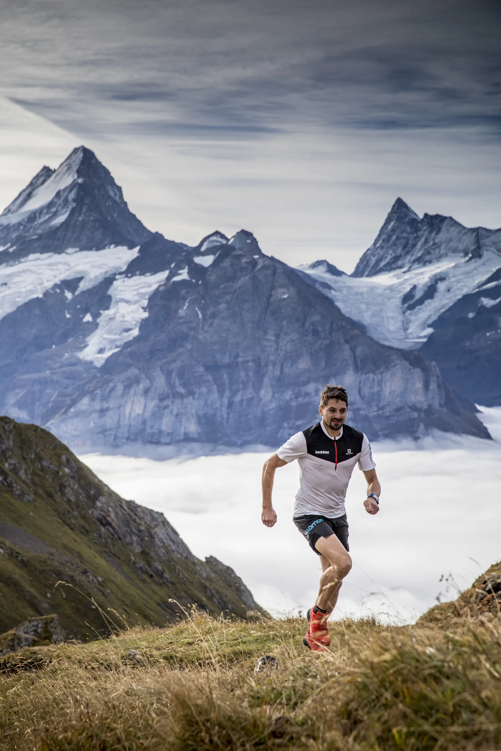 Trailrunner über dem Nebelmeer, Schreckhorn im Hintergrund