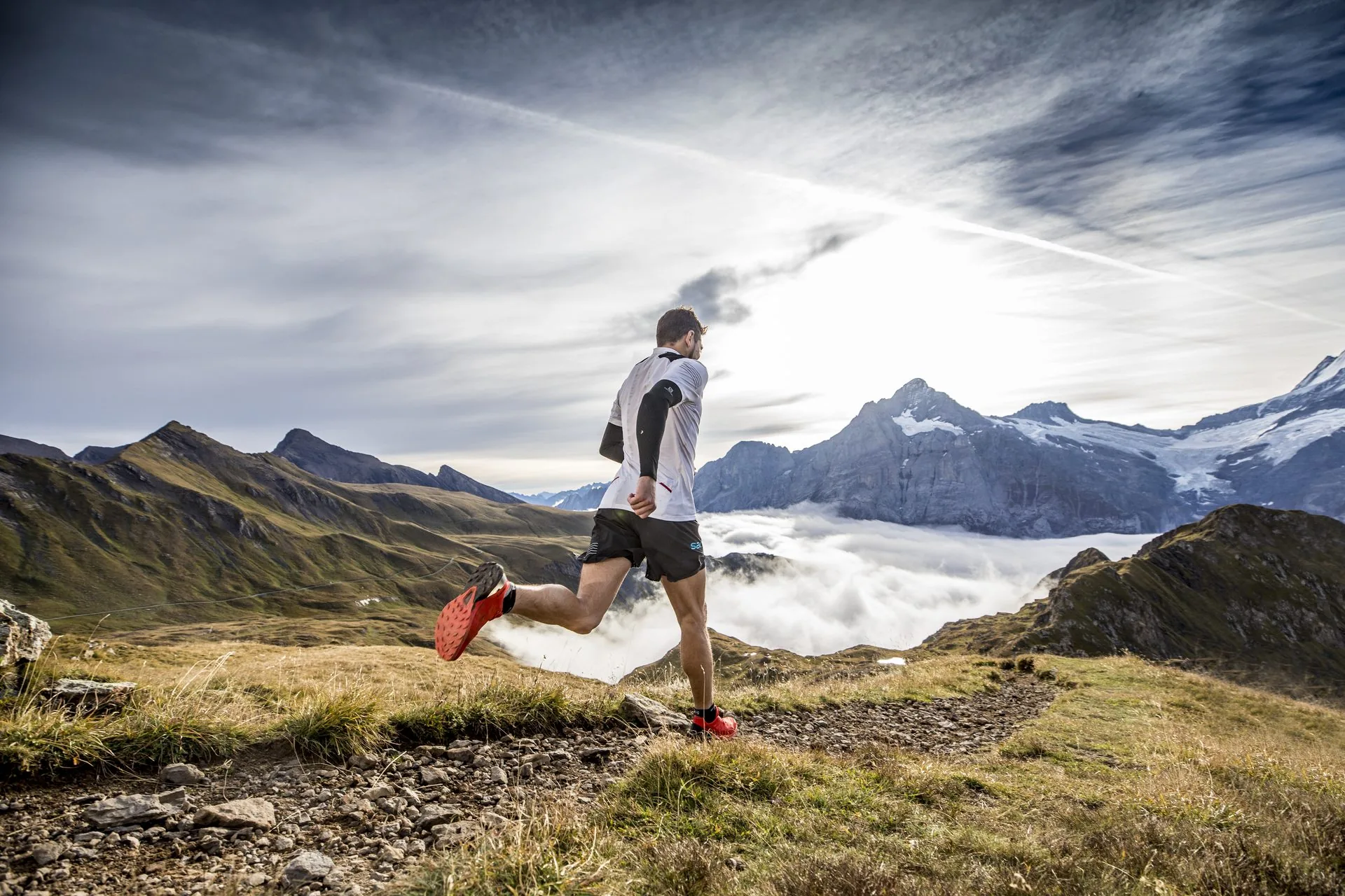 Trailrunner im Downhill über dem Nebelmeer